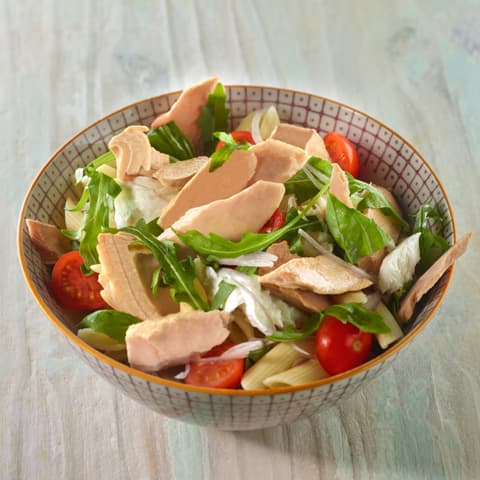 Ensalada de tomate, pasta, rúcula y Atún Claro Campos