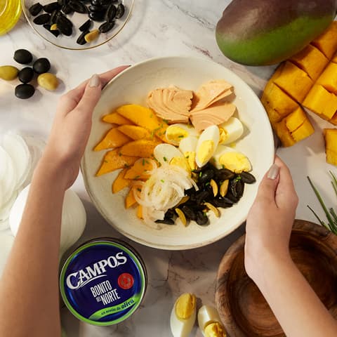 Imagen Ensalada de Bonito del Norte Campos con mango, aceitunas y huevo cocido