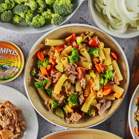 Imagen Macarrones con verduras y atún