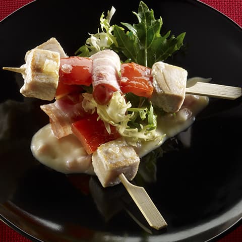 Imagen Brocheta de atún Campos con bacon, pimiento rojo y crema de Idiazabal