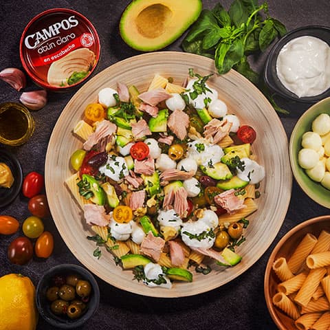 Imagen Ensalada de pasta fría con atún claro en escabeche y mozzarella